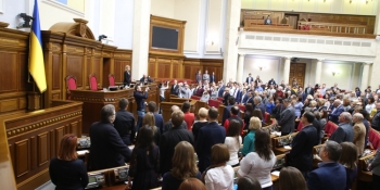 слухання парламентські