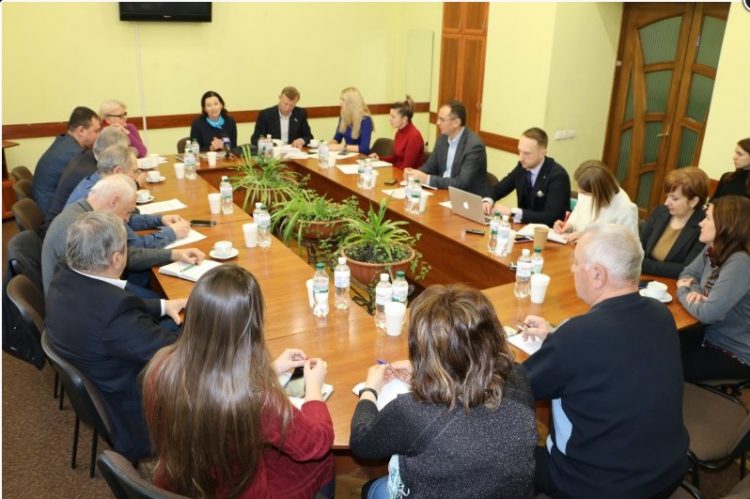 Підлизуватися, слухатися і хвалити? (дискусія в Луцьку) 17 Підлизуватися, слухатися і хвалити? (дискусія в Луцьку)