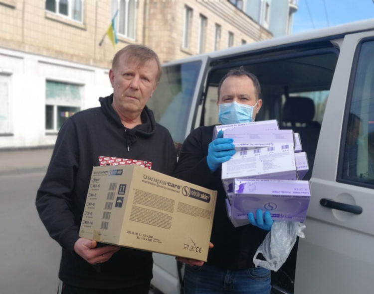 Аби вберегти волинських журналістів від небезпечної інфекції, місцевий благодійний фонд закупив для них індивідуальні засоби захисту 17 Аби вберегти волинських журналістів від небезпечної інфекції, місцевий благодійний фонд закупив для них індивідуальні засоби захисту