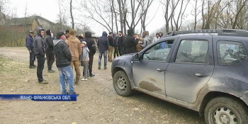 Знімальну групу «Інтера» кілька годин протримали в облозі люди із сокирами