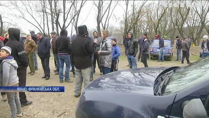 Знімальну групу «Інтера» кілька годин протримали в облозі люди із сокирами 1