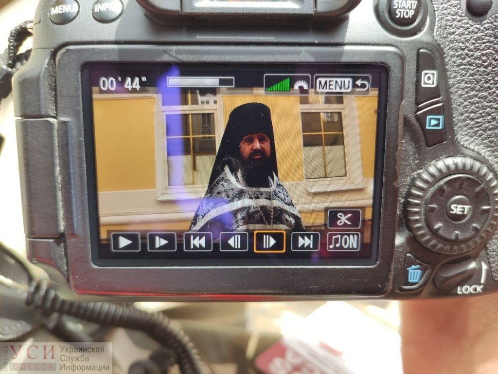 Щоб не дозволити знімати службу біля храму, журналістку штовхнули і вибили камеру