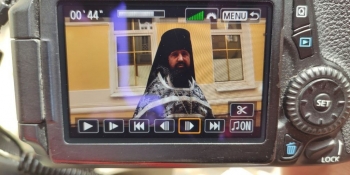 Щоб не дозволити знімати службу біля храму, журналістку штовхнули і вибили камеру