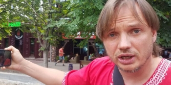 Хапав за руку і вдарив по голові, – у Херсоні відомий псевдоактивіст напав на журналіста