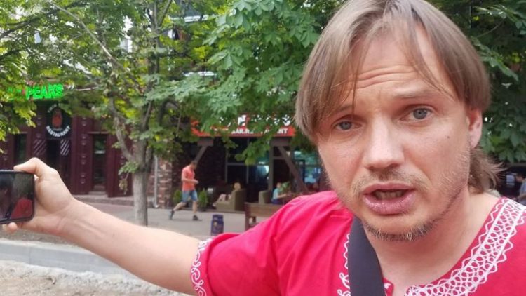Хапав за руку і вдарив по голові, – у Херсоні відомий псевдоактивіст напав на журналіста 17 Хапав за руку і вдарив по голові, – у Херсоні відомий псевдоактивіст напав на журналіста