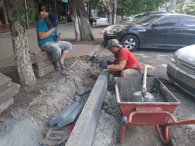 Хапав за руку і вдарив по голові, – у Херсоні відомий псевдоактивіст напав на журналіста 2