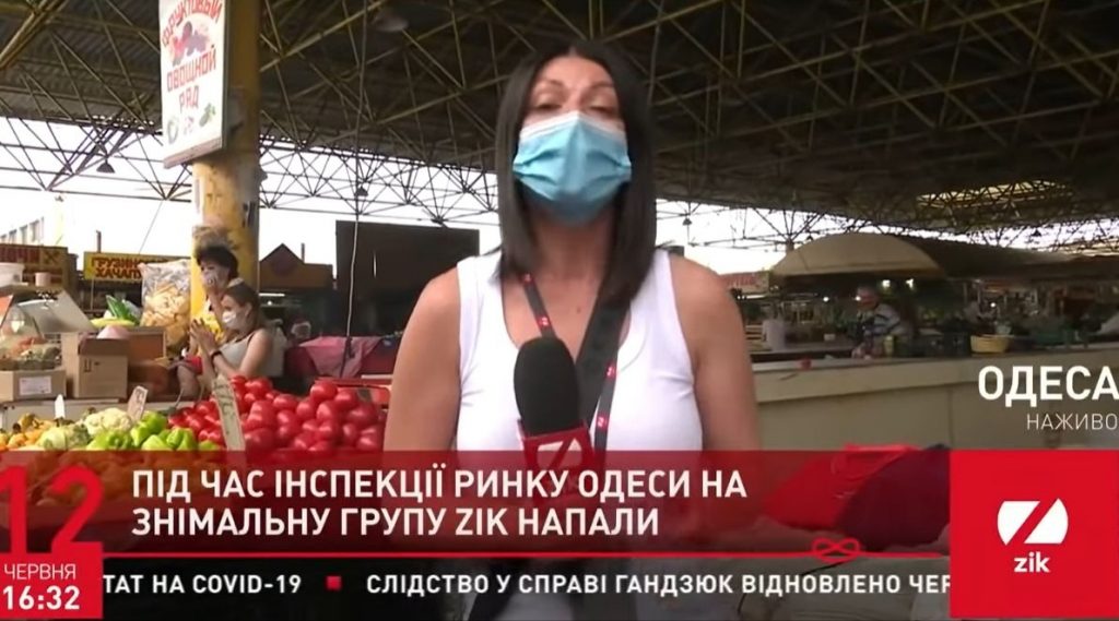 15 хвилин тримали «в оточенні»: група молодиків перешкоджала журналістам знімати на одеському ринку