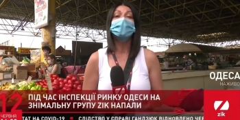15 хвилин тримали «в оточенні»: група молодиків перешкоджала журналістам знімати на одеському ринку