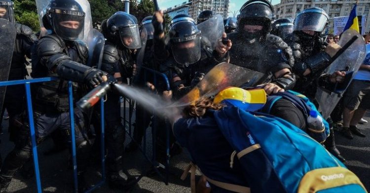 Останні напади підсилюють атмосферу ворожнечі проти журналістів, які висвітлюють протести по всій Європі – ЄФЖ 17 Останні напади підсилюють атмосферу ворожнечі проти журналістів, які висвітлюють протести по всій Європі – ЄФЖ