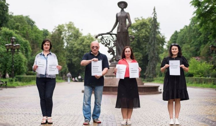Від журналістів на «Суспільному» вимагають писати пояснення, чому вони протестують проти скорочень 17 Від журналістів на «Суспільному» вимагають писати пояснення, чому вони протестують проти скорочень