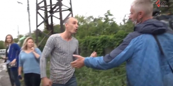 У Харкові чоловік побив оператора одного каналу, а іншому пошкодив машину, по журналістах кидав каміння