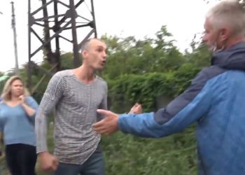 У Харкові чоловік побив оператора одного каналу, а іншому пошкодив машину, по журналістах кидав каміння