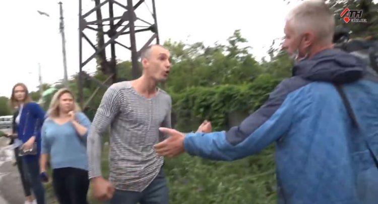 Від початку року до журналістів застосовували силу 45 разів, - НСЖУ 17 У Харкові чоловік побив оператора одного каналу, а іншому пошкодив машину, по журналістах кидав каміння