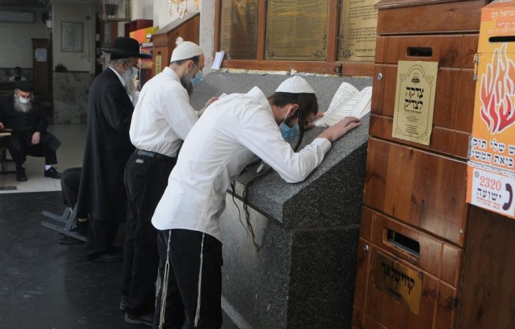 З масками та лікарями: хасиди збираються до Умані попри коронавірус 17 З масками та лікарями: хасиди збираються до Умані попри коронавірус