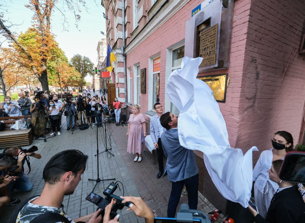 “Знаково і важливо”, – Офіс Президента про відкриття дошки Г. Гонгадзе на фасаді НСЖУ