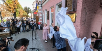 “Знаково і важливо”, – Офіс Президента про відкриття дошки Г. Гонгадзе на фасаді НСЖУ