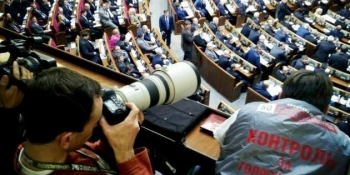 Пресслужба ВР позбавила акредитації 22 видання, а після хвилі обурення вибачилася за «помилку»