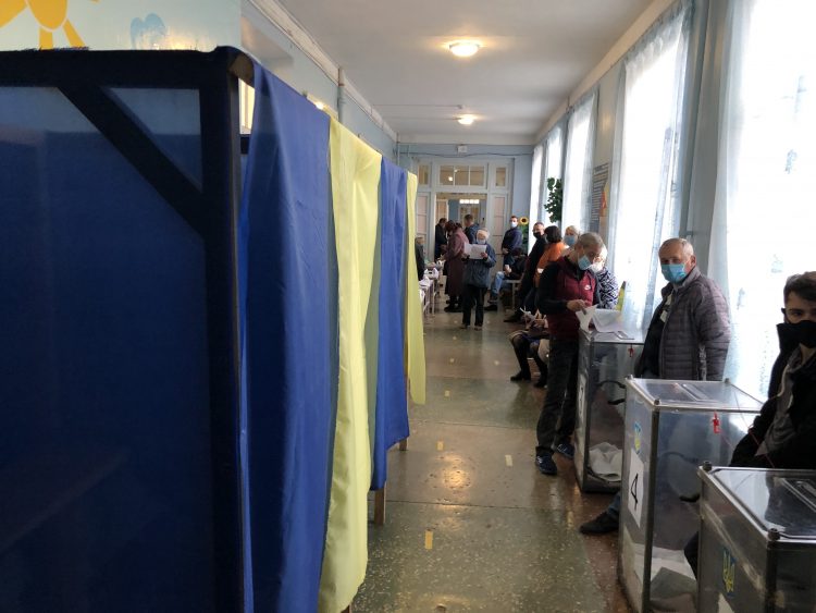 Журналісти мають право передавати відео в прямому ефірі з виборчої дільниці 17 Журналісти мають право передавати відео в прямому ефірі з виборчої дільниці