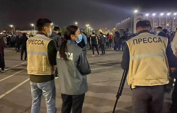 НСЖУ солідарна із журналістами Киргизстану, які ризикують при висвітленні акцій протесту 17 НСЖУ солідарна із журналістами Киргизстану, які ризикують при висвітленні акцій протесту 1