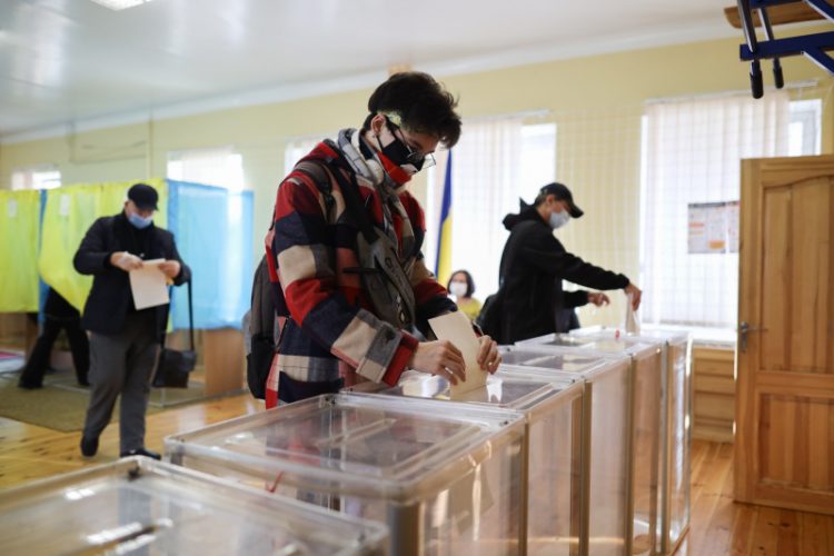 Працює гаряча лінія НСЖУ для журналістів у день місцевих виборів 17 Працює гаряча лінія НСЖУ для журналістів у день місцевих виборів