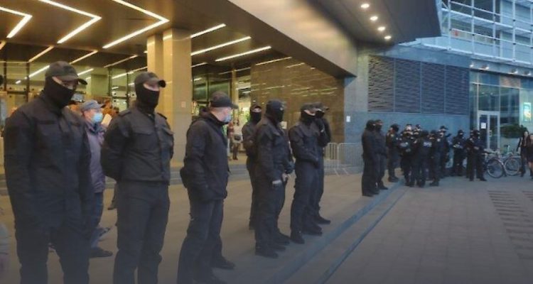 Приватна охорона перешкоджала діяльності журналіста видання «Pavlovsky News» прямо у центрі Києва 17 Приватна охорона перешкоджала діяльності журналіста видання «Pavlovsky News» прямо у центрі Києва