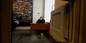 «На проході і у шумі» – Нацрада продовжує проводити «онлайн» засідання, збираючи учасників  у холі відомчого приміщення