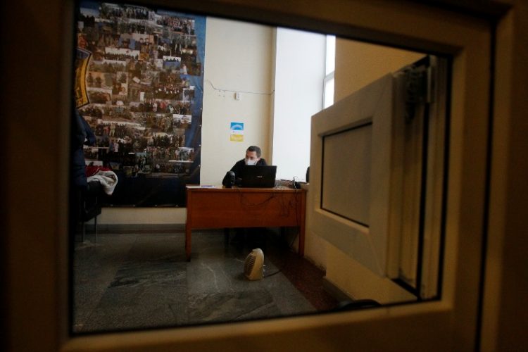 «На проході і у шумі» – Нацрада продовжує проводити «онлайн» засідання, збираючи учасників  у холі відомчого приміщення