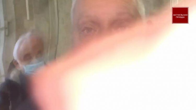 З нецензурною лайкою та штовханиною журналістів не пускали на державне підприємство 17 З нецензурною лайкою та штовханиною журналістів не пускали на державне підприємство