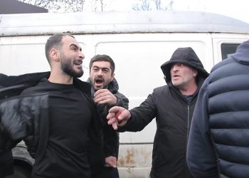 В Одесі напали на журналістів, які знімали сюжет про безакцизний продаж цигарок