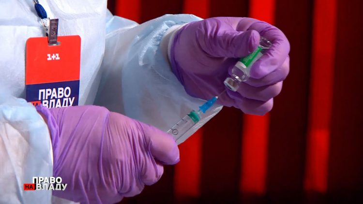 Телеведуча Наталія Мосейчук разом з гостями свого телешоу зробила щеплення від коронавірусу в прямому ефірі 17 Телеведуча Наталія Мосейчук разом з гостями свого телешоу зробила щеплення від коронавірусу в прямому ефірі