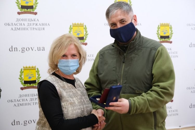 Їх прирівняли до військових журналістів: Міноборони відзначив редакторку газети «Вперед» із Бахмута 17 Їх прирівняли до військових журналістів: Міноборони відзначив редакторку газети «Вперед» із Бахмута