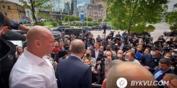 Масова агресія проти журналістів у Печерському суді є обурливою, а на Іллю Киву має вплинути керівництво парламенту, – НСЖУ