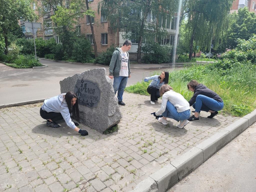 На Алеї журналістів у Полтаві наводили лад медійники телеканалу «Центральний» 2