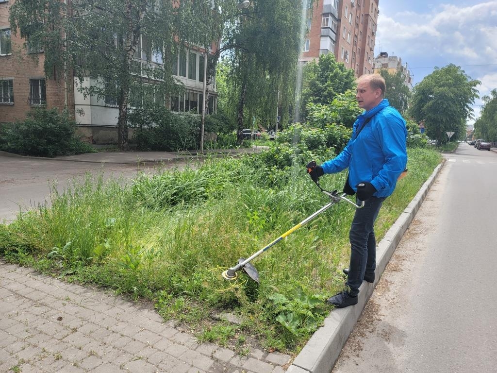 На Алеї журналістів у Полтаві наводили лад медійники телеканалу «Центральний» 3