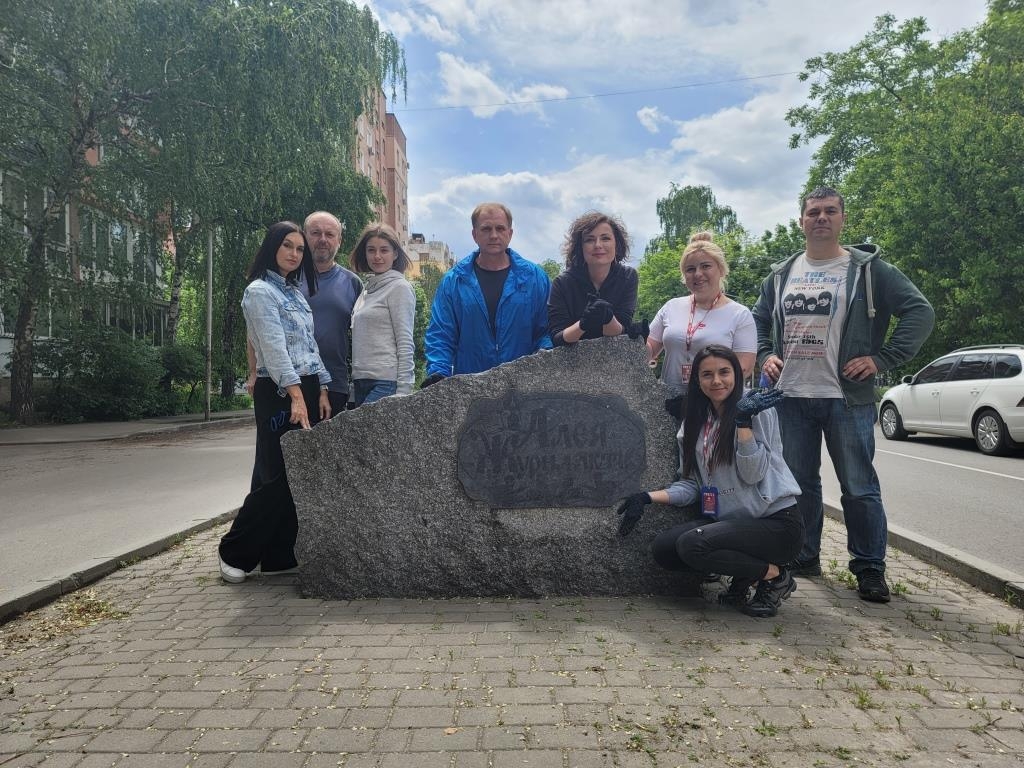 На Алеї журналістів у Полтаві наводили лад медійники телеканалу «Центральний» 5