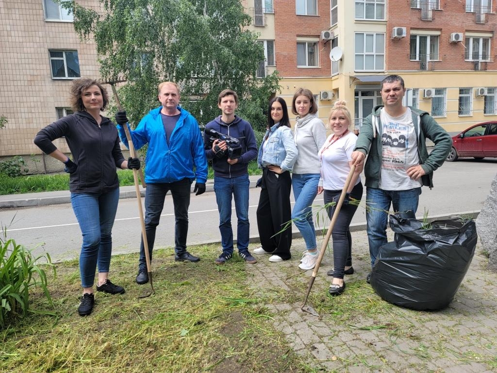 На Алеї журналістів у Полтаві наводили лад медійники телеканалу «Центральний»