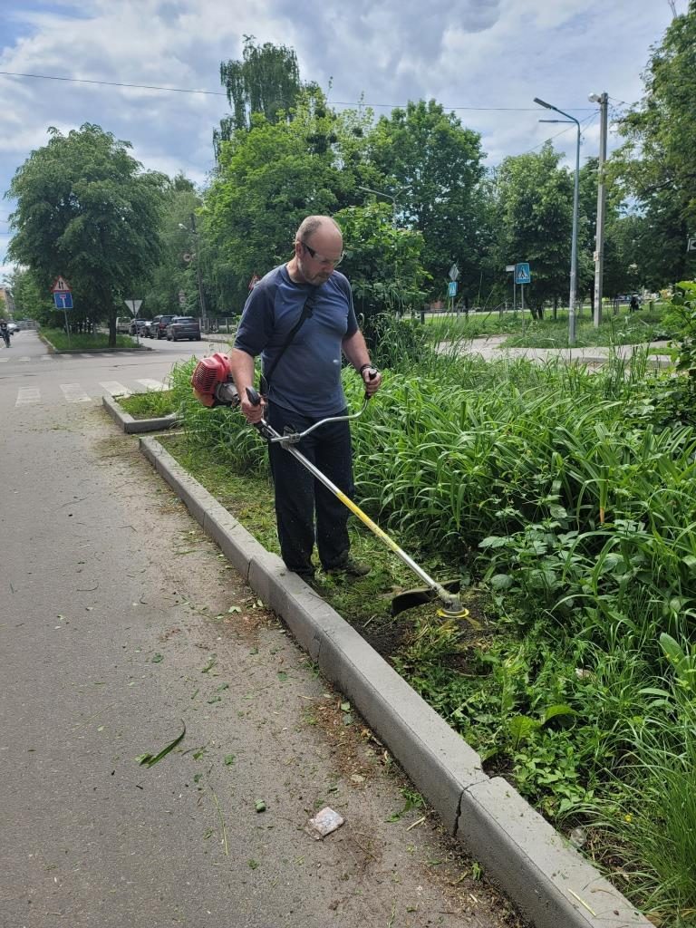 На Алеї журналістів у Полтаві наводили лад медійники телеканалу «Центральний» 4