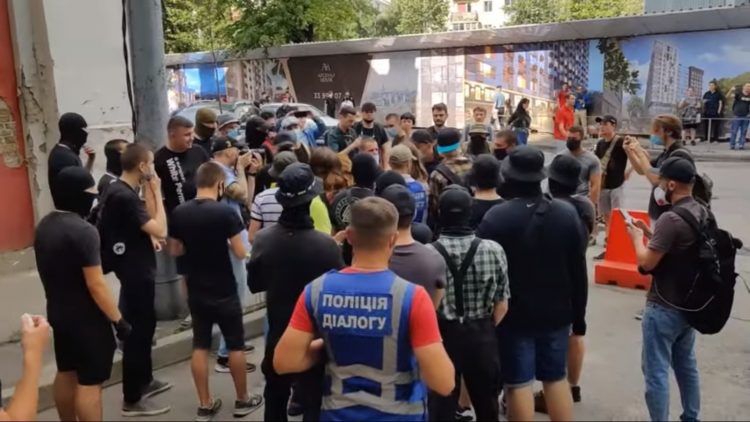 Напад на журналіста видання #Букви – це грубе перешкоджання роботі медіа