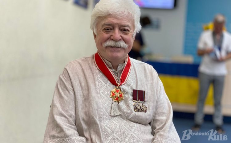 У НСЖУ презентовано виставку мандрівника-патріота, який в інвалідному візку об’їздив пів світу