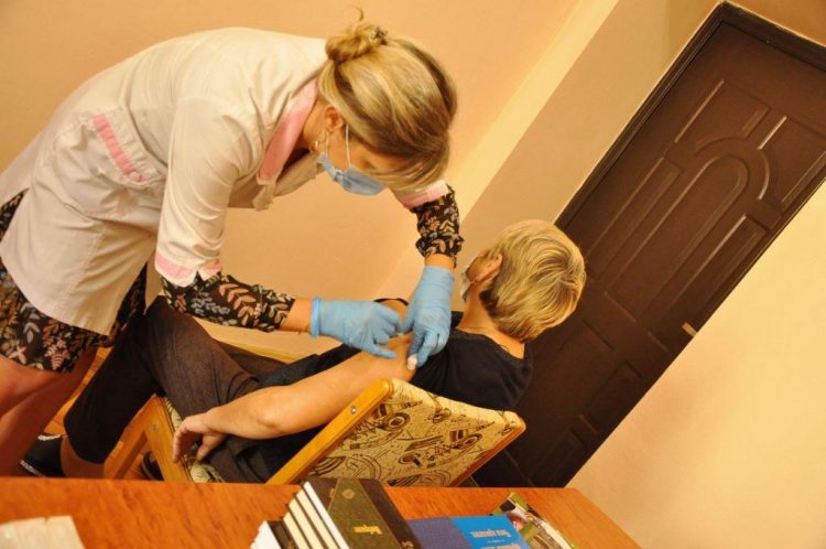 Франківська спілка організувала щеплення 90 працівників ЗМІ 17 Франківська спілка організувала щеплення 90 працівників ЗМІ