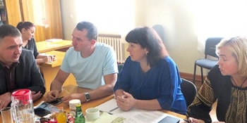 Як журналістка й очільник громади потиснули одне одному руки