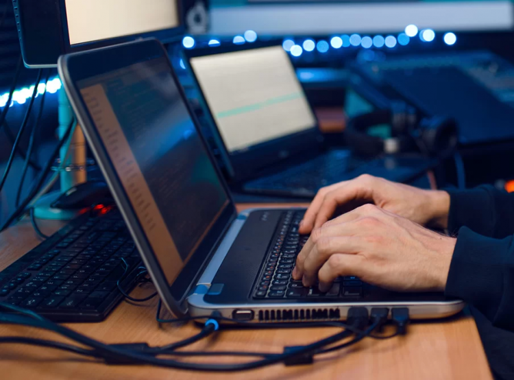 Навчальна програма «Стійкість до впливів та безпека журналістів: як працювати в еру інформаційного безладдя» (АНОНС)