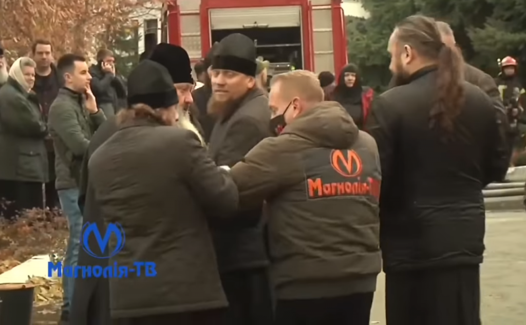 «Дай йому по голові»: священники Києво-Печерської лаври грубо перешкоджали роботі журналістів