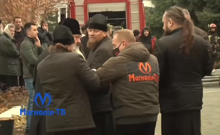 «Дай йому по голові»: священники Києво-Печерської лаври грубо перешкоджали роботі журналістів 17 «Дай йому по голові»: священники Києво-Печерської лаври грубо перешкоджали роботі журналістів