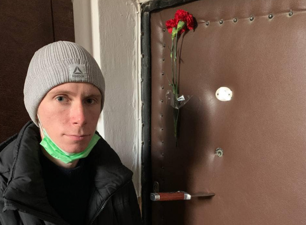 Невідомі встромили ніж у двері столичного журналіста і активіста, що захищає історичні будівлі