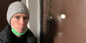 Невідомі встромили ніж у двері столичного журналіста і активіста, що захищає історичні будівлі