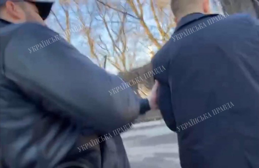 В аеропорту Дніпра з ножем напали на журналістів “Української правди”
