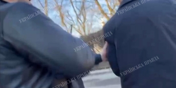 В аеропорту Дніпра з ножем напали на журналістів “Української правди”