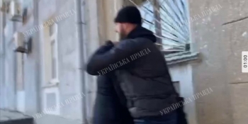 Поліцейські вручили підозри трьом особам за напад на журналістів «Української правди» 19 Поліцейські вручили підозри трьом особам за напад на журналістів «Української правди»