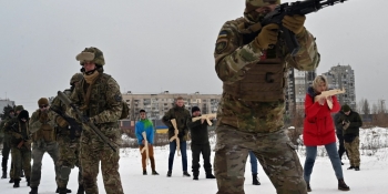 Шоломи і бронежилети: Як українські журналісти готуються до можливої війни, – огляд CPJ